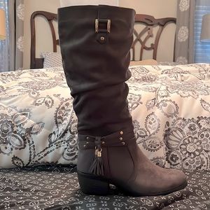 Gray suede boots NWT